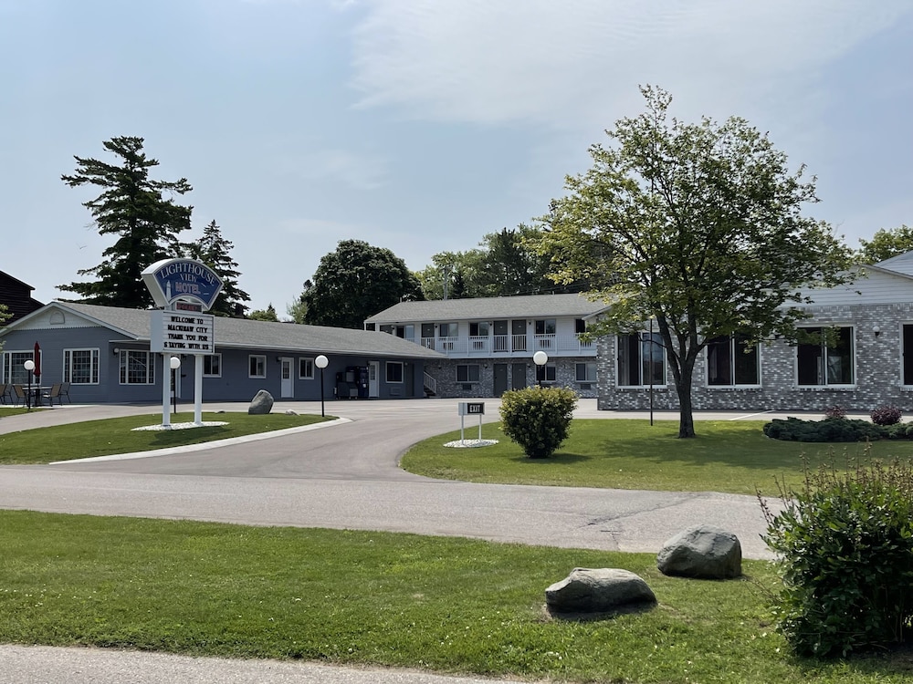 Lighthouse View Motel - carbon neutral hotel in Mackinaw