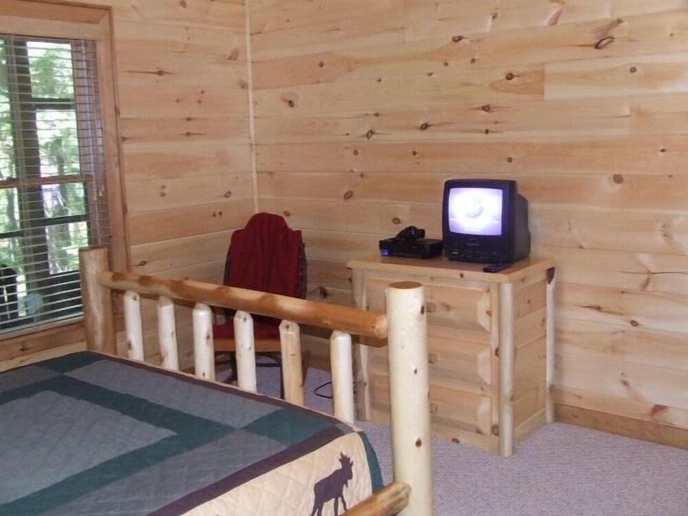 Serenity Woods Apartment 3 Nevaeh Cabin Rentals — 4-Star Luxury Hotel in Pleasant Hill, United States