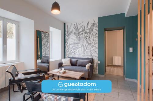 La Mariniere Wifi Bord de Riviere in Laval, France