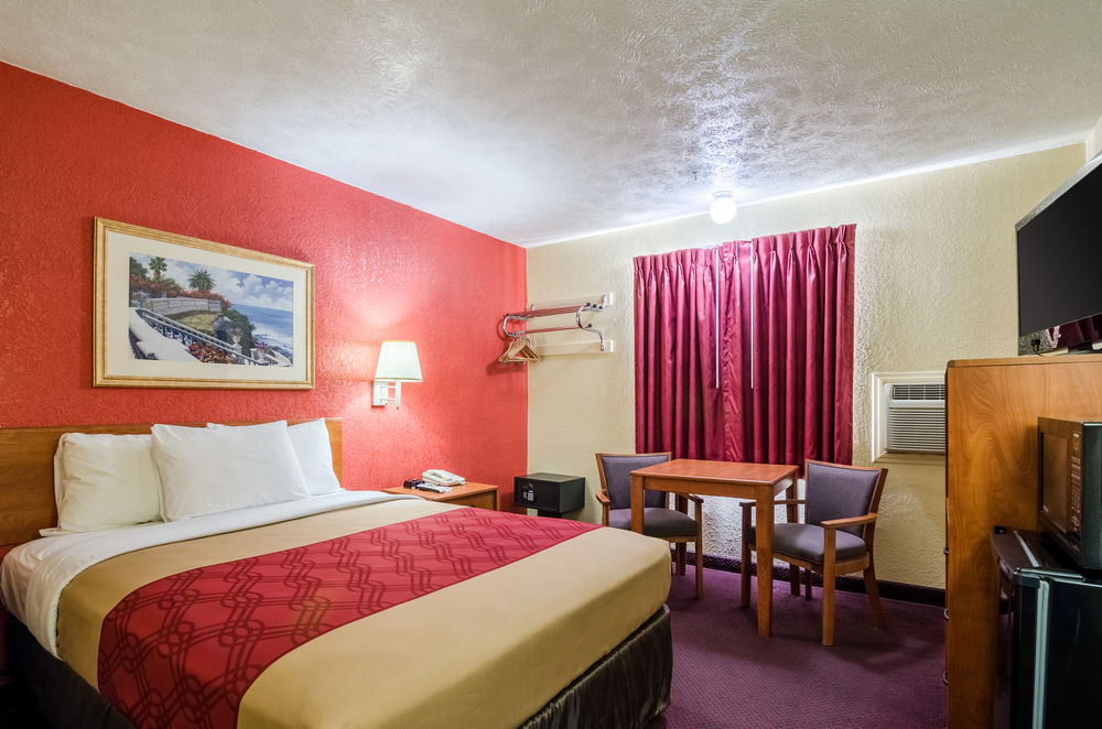 Econo Lodge Interstate 35 Exit 183 - photo 15