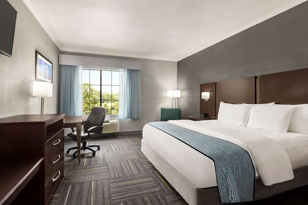 La Quinta Inn & Suites by Wyndham Dublin - photo 25