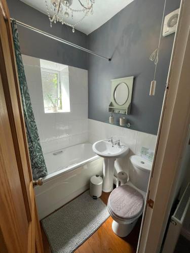 The Little Hideaway Historic Gem off Haworth Main Street Log Fire — 4-Star Luxury Hotel in Haworth, United Kingdom