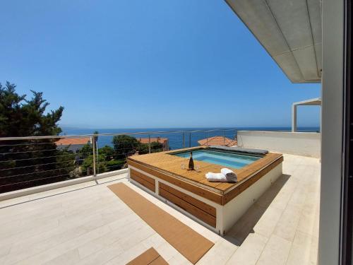 Luxury Seafront Villa with Rooftop Pool & Stunning Sea Views — 4-Star Luxury Hotel in Casaluce, Italy