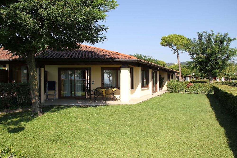 Le Corti del Lago Apartments — 4-Star Luxury Hotel in Padenghe Sul Garda, Italy