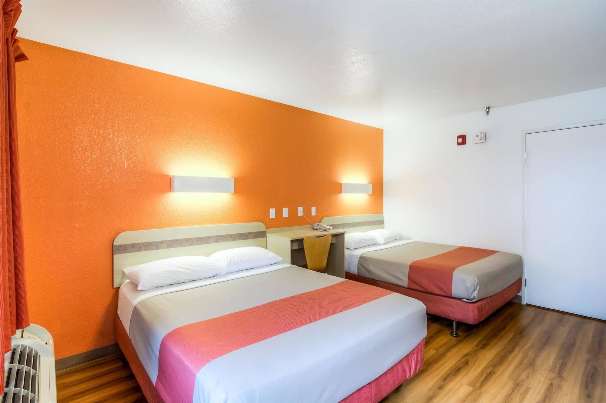 Motel 6 Chicago Elk Grove - photo 40
