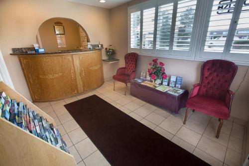 Gateway Thunderbird Motel - photo 14