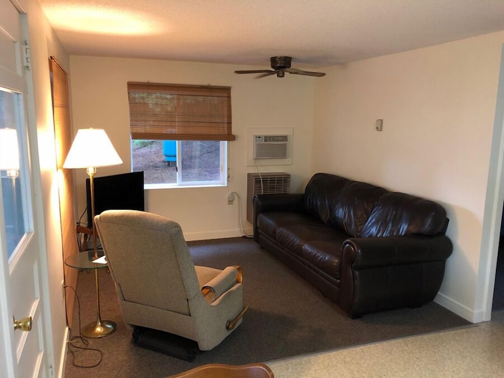 West Winds Motel & Cottages - photo 47