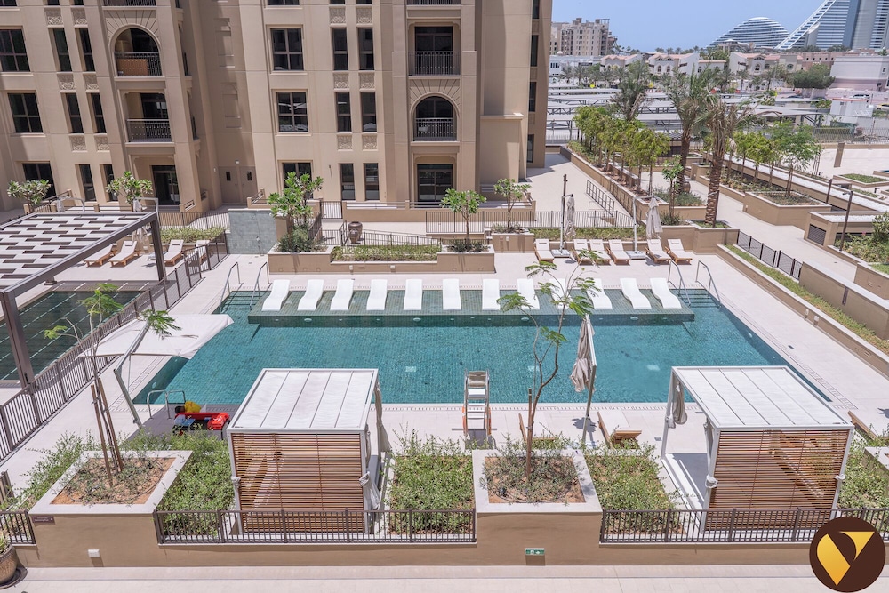 Vogue Madinat Jumeirah Living Jadeel near Burj AlArab One Bedroom Apartment with Large Balcony and Pool View Access to All Amenities — 4-Star Luxury Hotel in Dubai, United Arab Emirates