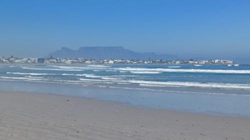 Stunning apartment with ocean views and Table Mountain