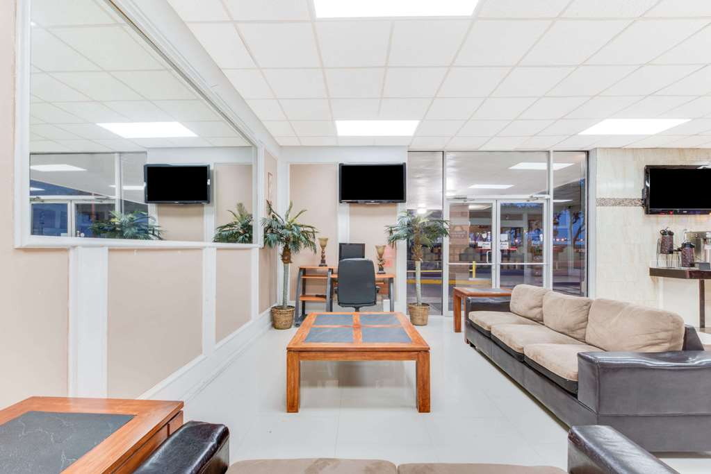 Days Inn & Suites by Wyndham Laredo - photo 2