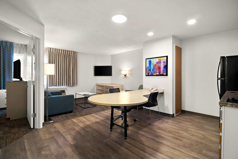 MainStay Suites Cincinnati Blue Ash - photo 7