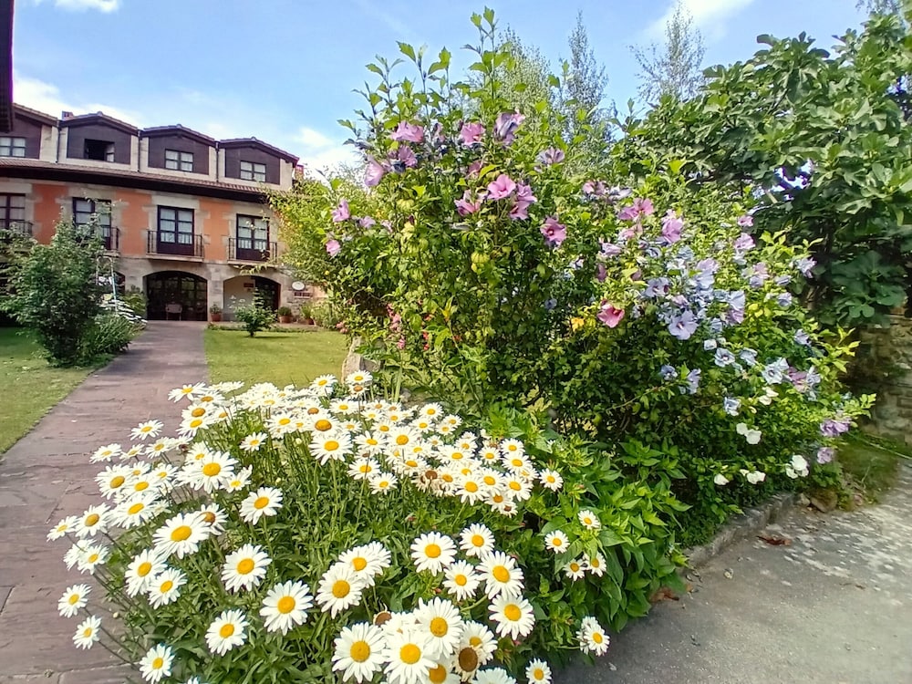 Picos de Europa Suites and Rooms — hotel in Camaleno