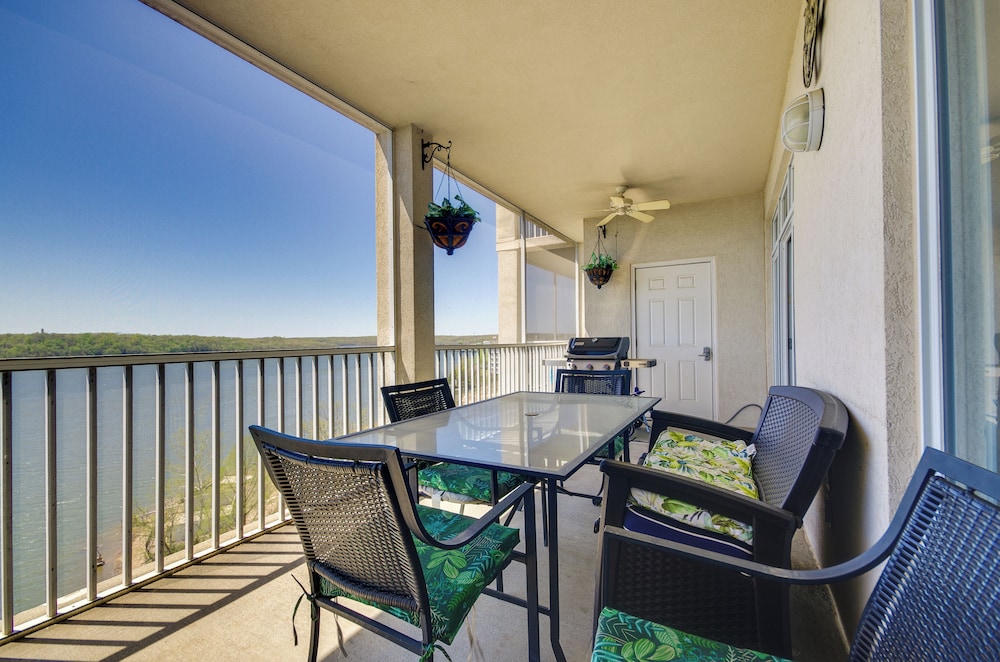 Lakefront Osage Beach Condo Balcony And Pool Access — 4-Star Luxury Hotel in Osage Beach, United States