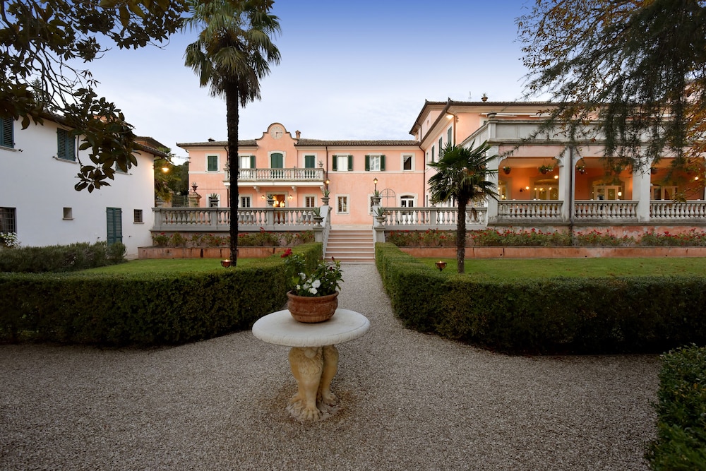 Villa Santa Barbara — 4-Star Luxury Hotel in Montefalco, Italy