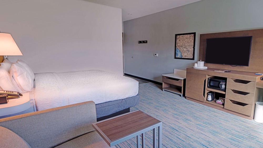 Hampton Inn Riverside Downtown - photo 11