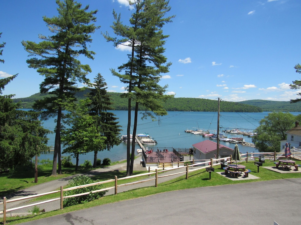 Lake 'N Pines Motel - photo 84