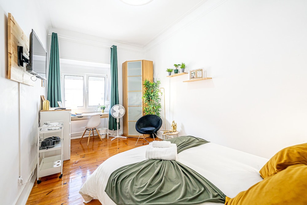 April Square Guesthouse By Lisbon With Sintra Shared Bathrooms 20435291 — Amadora