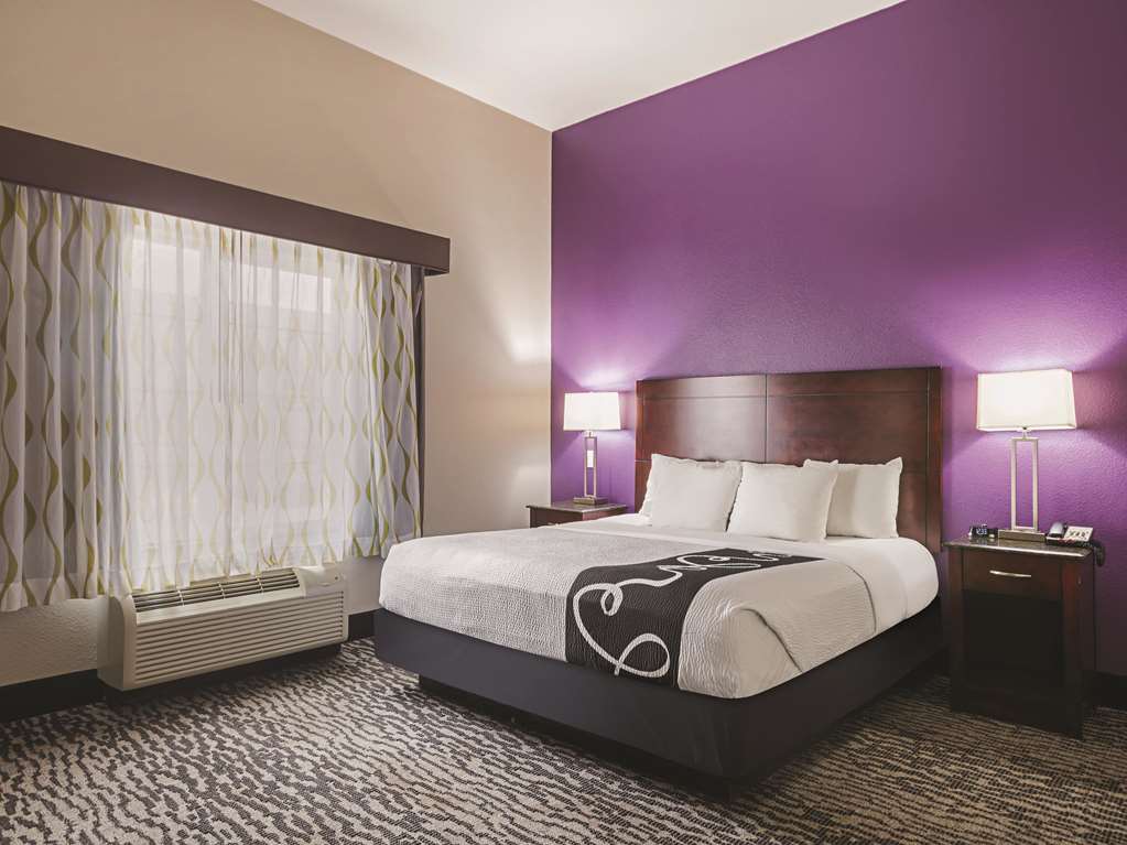 La Quinta Inn & Suites by Wyndham Fresno Northwest - photo 46