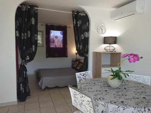 Mini Villa A 300 mA tres du centre ville de Porto Vecchio — 4-Star Luxury Hotel in Porto-Vecchio, France