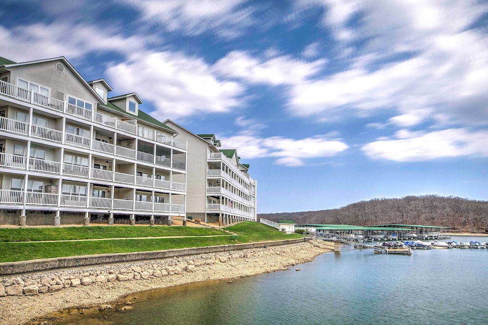 Private Boat Slip Lake View Osage Beach Getaway — 4-Star Luxury Hotel in Osage Beach, United States