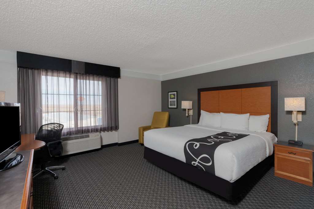 La Quinta Inn & Suites by Wyndham Pueblo - photo 25