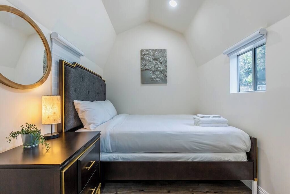 Stunning LA Luxury Retreat: Ideal for Work or Play — Monterey Park — photo 2