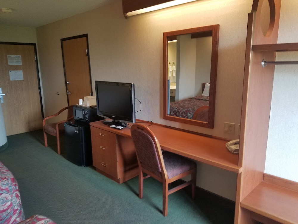 Syracuse Inn & Suites - photo 6