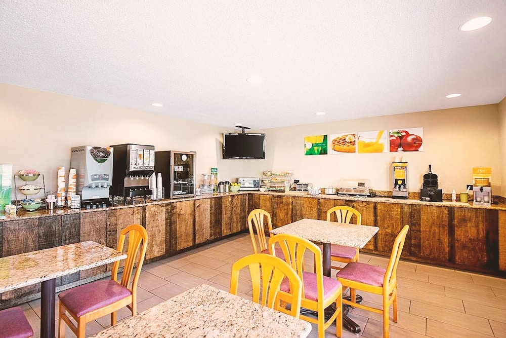 Norwood Inn & Suites Milwaukee - photo 19