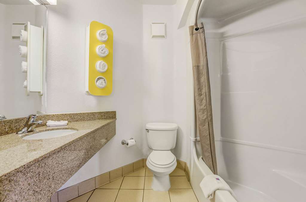 Howard Johnson by Wyndham Lemoore - photo 18