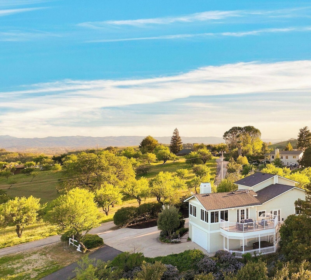 Stunning Escape Hot Tub Panoramic View Prime Location Hilltop by AvantStay - carbon neutral hotel in Paso Robles