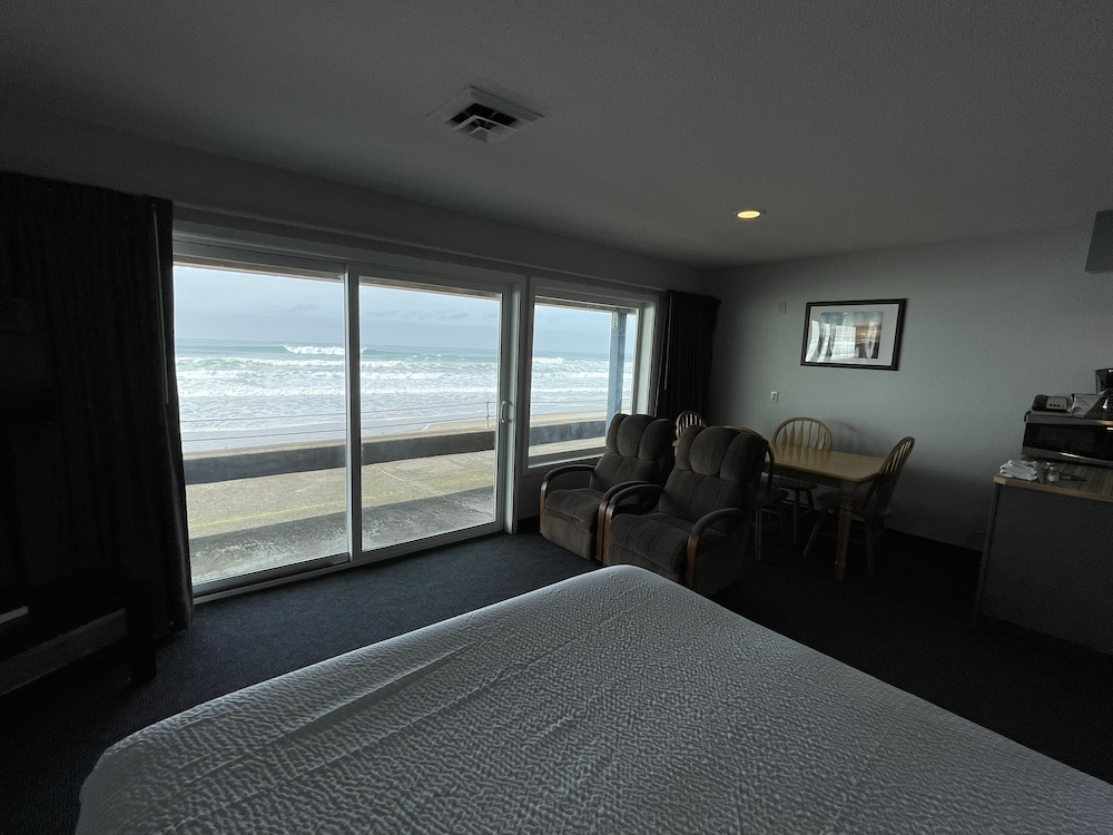The Sandcastle Beachfront Hotel - photo 43