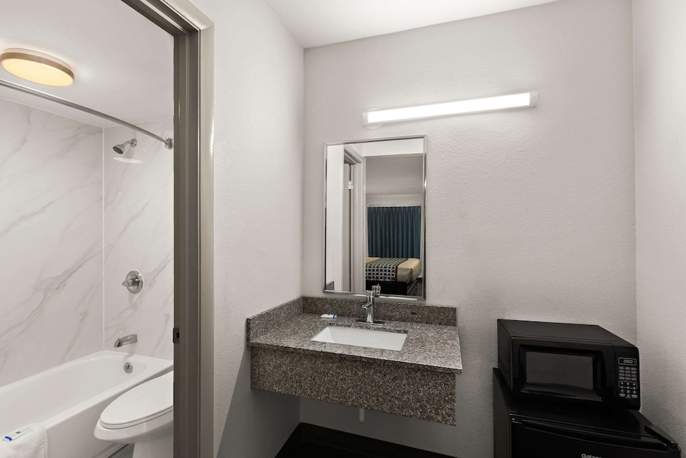 Econo Lodge Commerce - photo 32