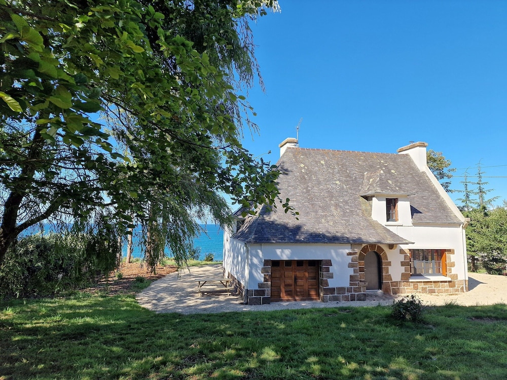 House in Plougasnou Near Stunning Beaches — 4-Star Luxury Hotel in Plougasnou, France