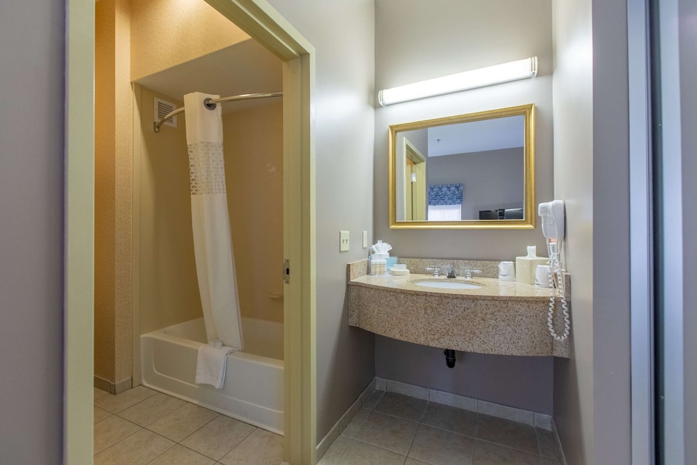 Hampton Inn Hadley Amherst Area - photo 17