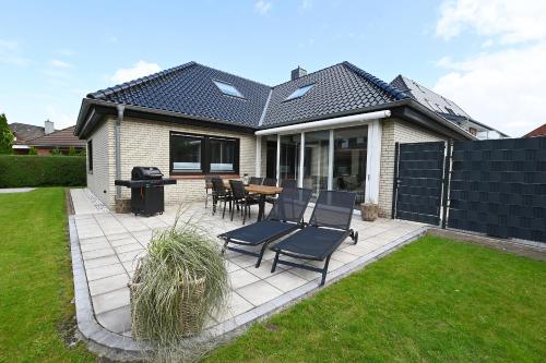 Haus Deichsuite Wohnung EG — 4-Star Luxury Hotel in Busum, Germany