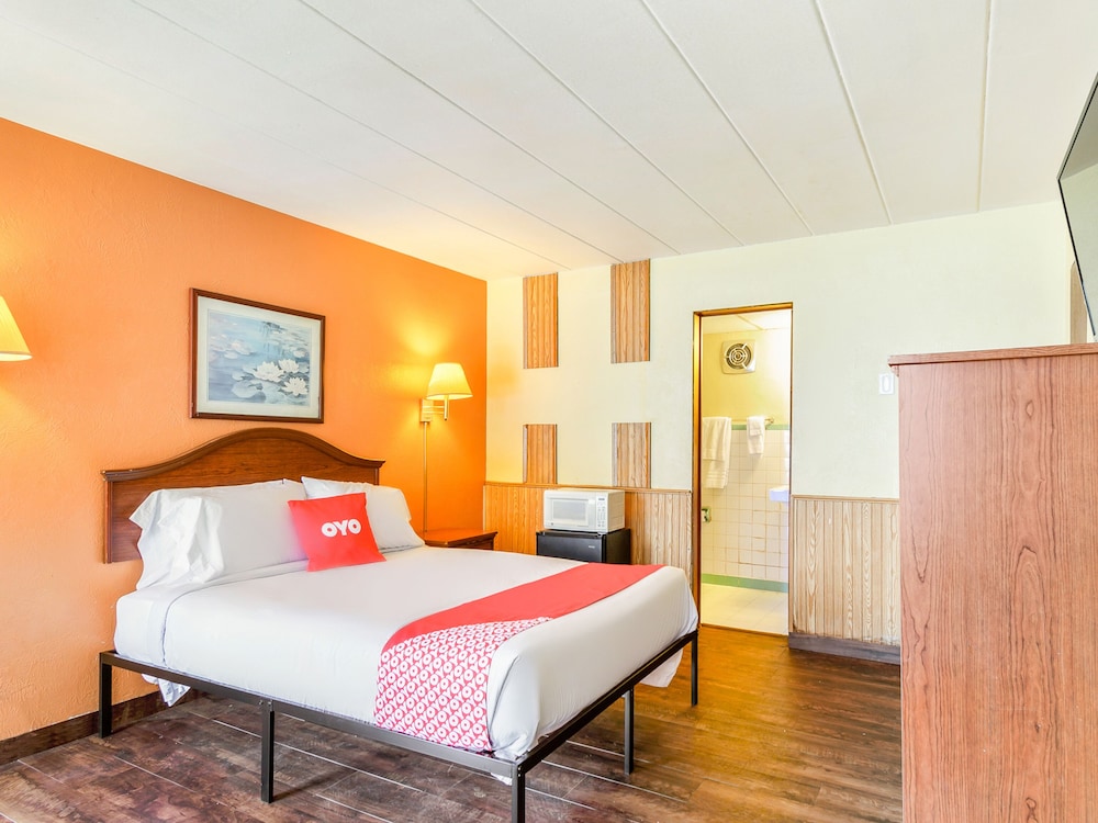 OYO Hotel Downtown Peoria I 74 - photo 5