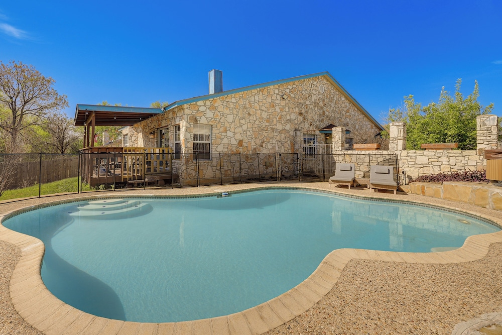 San Antonio Retreat with Fenced Pool Near SeaWorld — 4-Star Luxury Hotel in San Antonio, United States