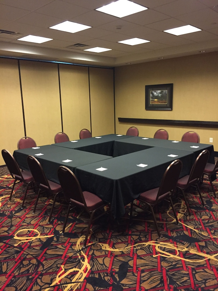 Hampton Inn & Suites Bismarck Northwest - photo 28