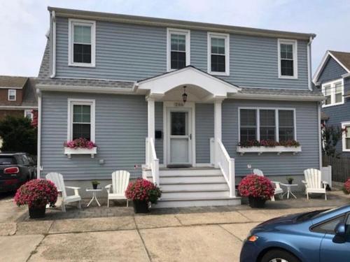 Beach Haven Oceanside Beach Badges Outside Shower Wifi Spend A Week In The Queen City On One Of Its Premiere Streets The Location Of This Duplex in Beach Haven, United States