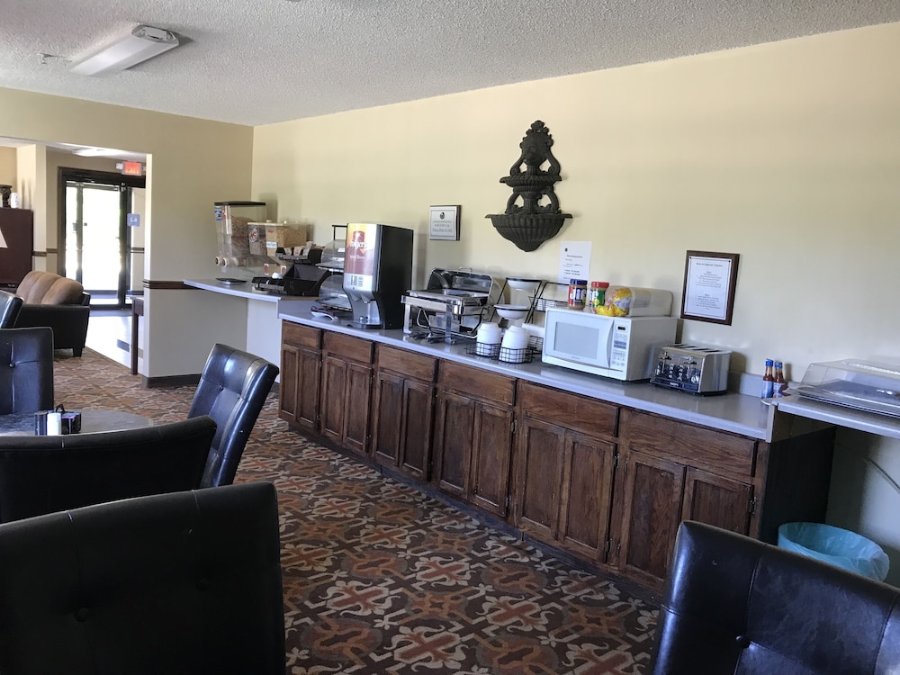 Clairmont Inn & Suites Warren - photo 37