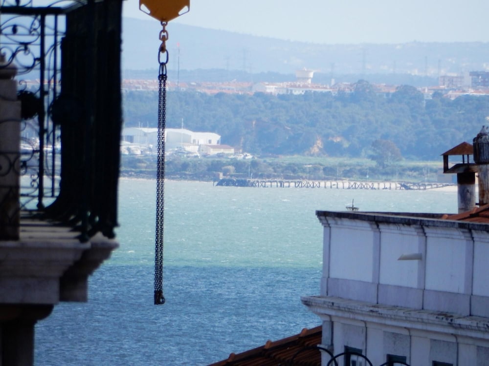 LV Premier Chiado CH9 Elevator Balconies Center - last minute hotel in Lisbon