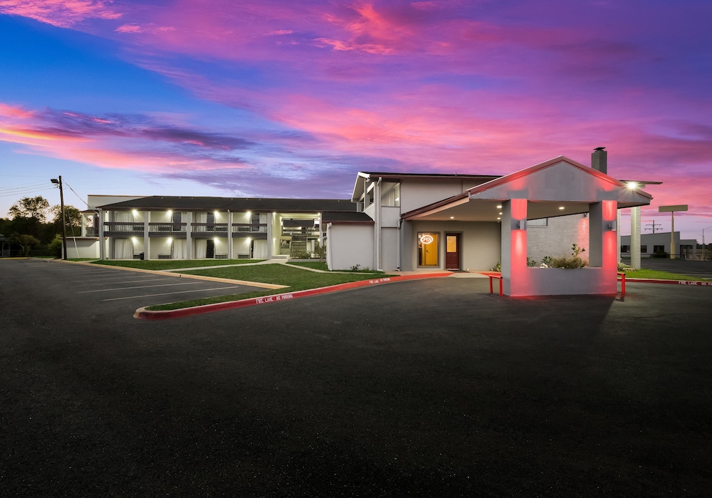 Red Roof Inn Madisonville - photo 26