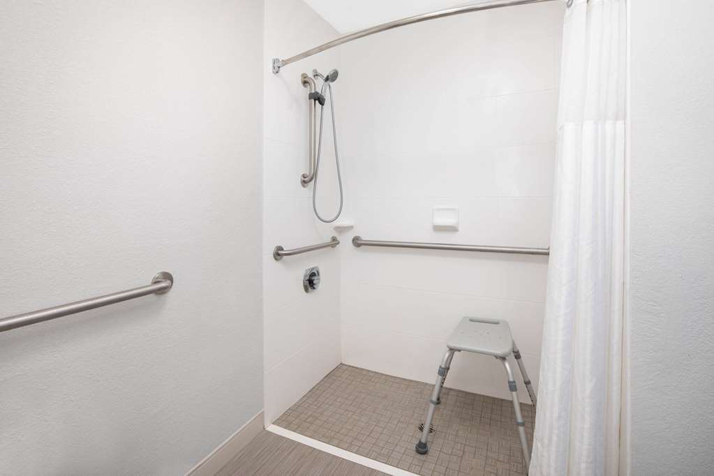 La Quinta Inn & Suites by Wyndham Atlanta Airport South - photo 14