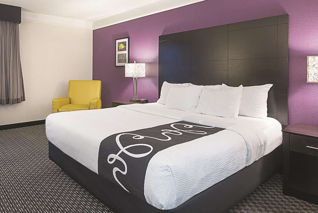 La Quinta Inn & Suites by Wyndham Las Vegas Summerlin Tech - photo 11