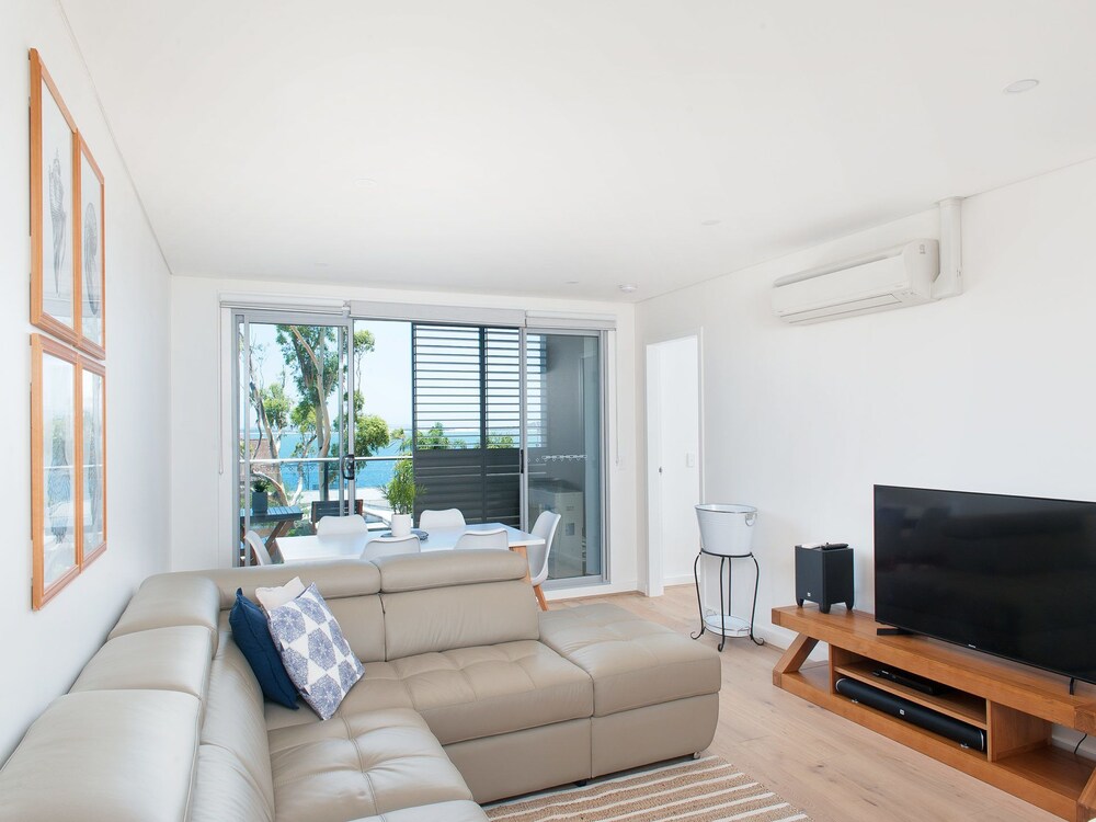 The Shoal Apartments Unit 305 4 8 Bullecourt Street — 4-Star Luxury Hotel in Shoal Bay, Australia