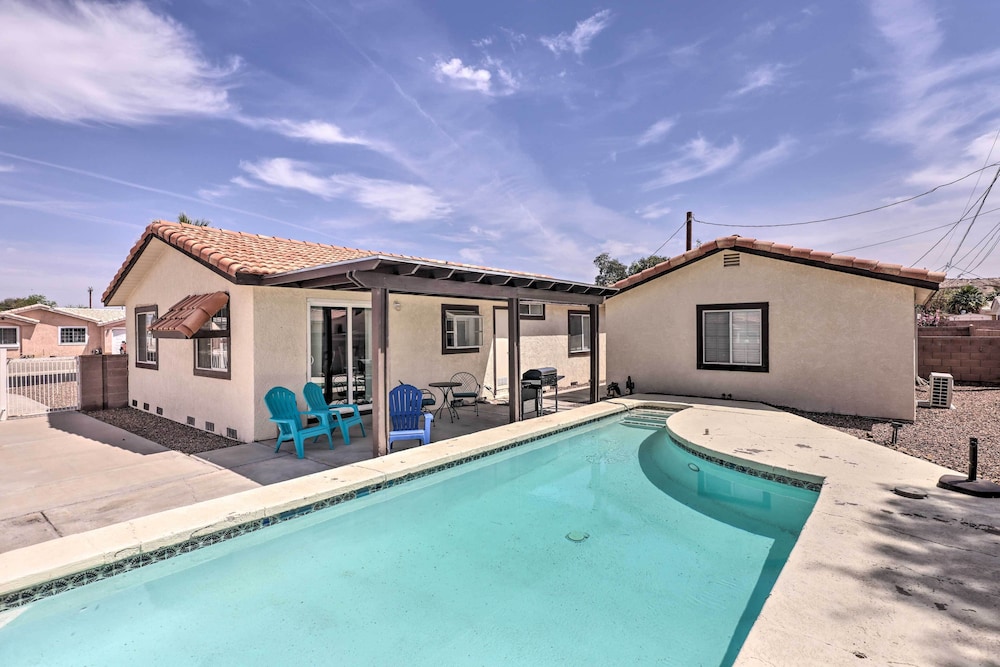 Covered Patio and Pool Family Home in Bullhead City — 4-Star Luxury Hotel in Bridgehampton, United States