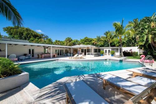Extravagant Palm Beach Pool Oasis Sleeps 8 — West Palm Beach
