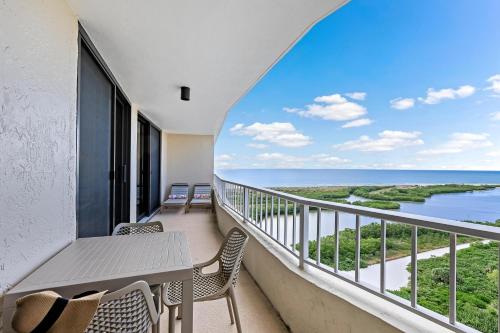 Beachfront penthouse with spectacular views and pool in Marco Island, United States