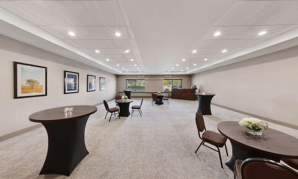 Embassy Suites by Hilton Milwaukee Brookfield - photo 88