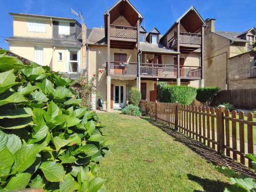 Le Petit Venasque T2 Jardin Parking 4 Personnes — hotel in Saint-Mamet-La-Salvetat